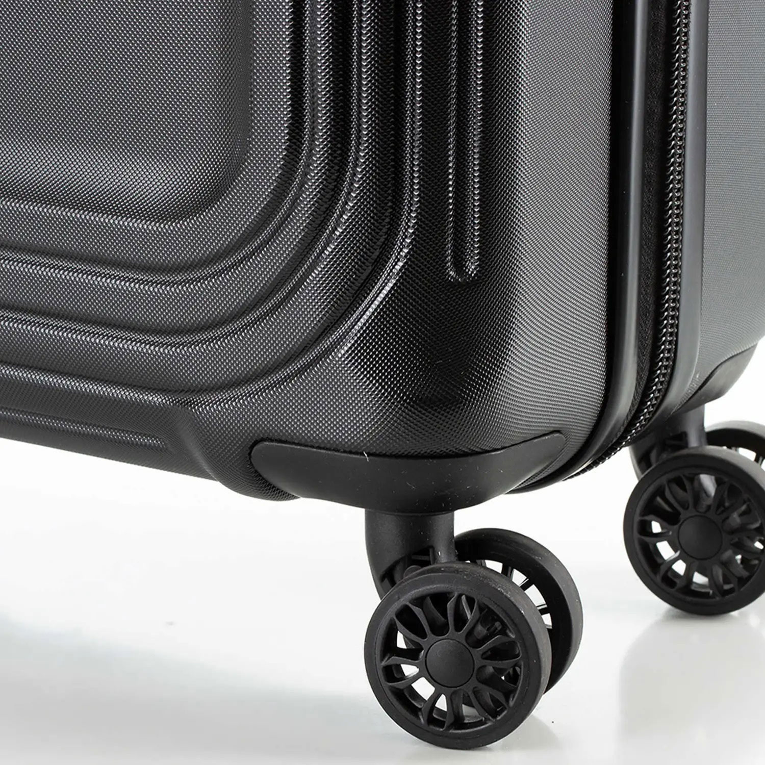 Чемодан SWISSBRAND London S Black 42л