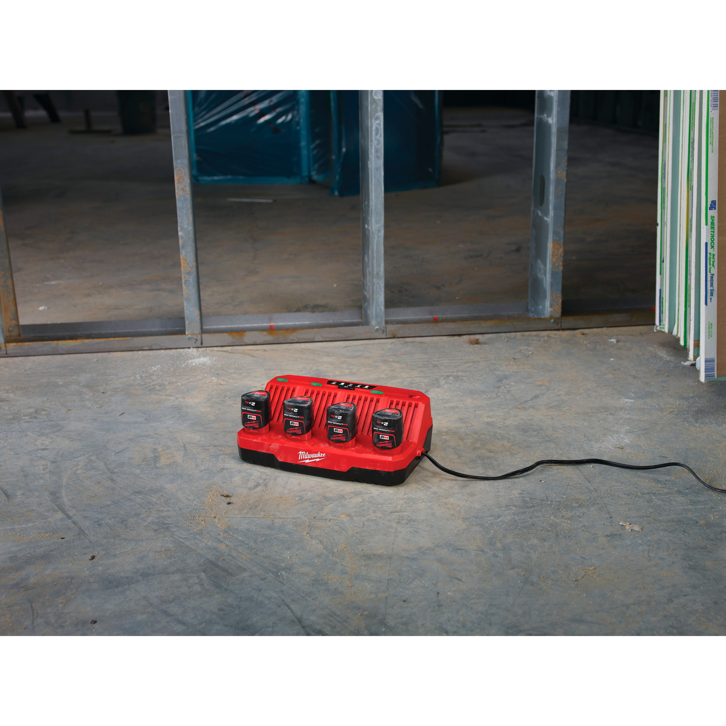 Зарядное устройство 4-слотовое MILWAUKEE M12 C4 (4932430554)