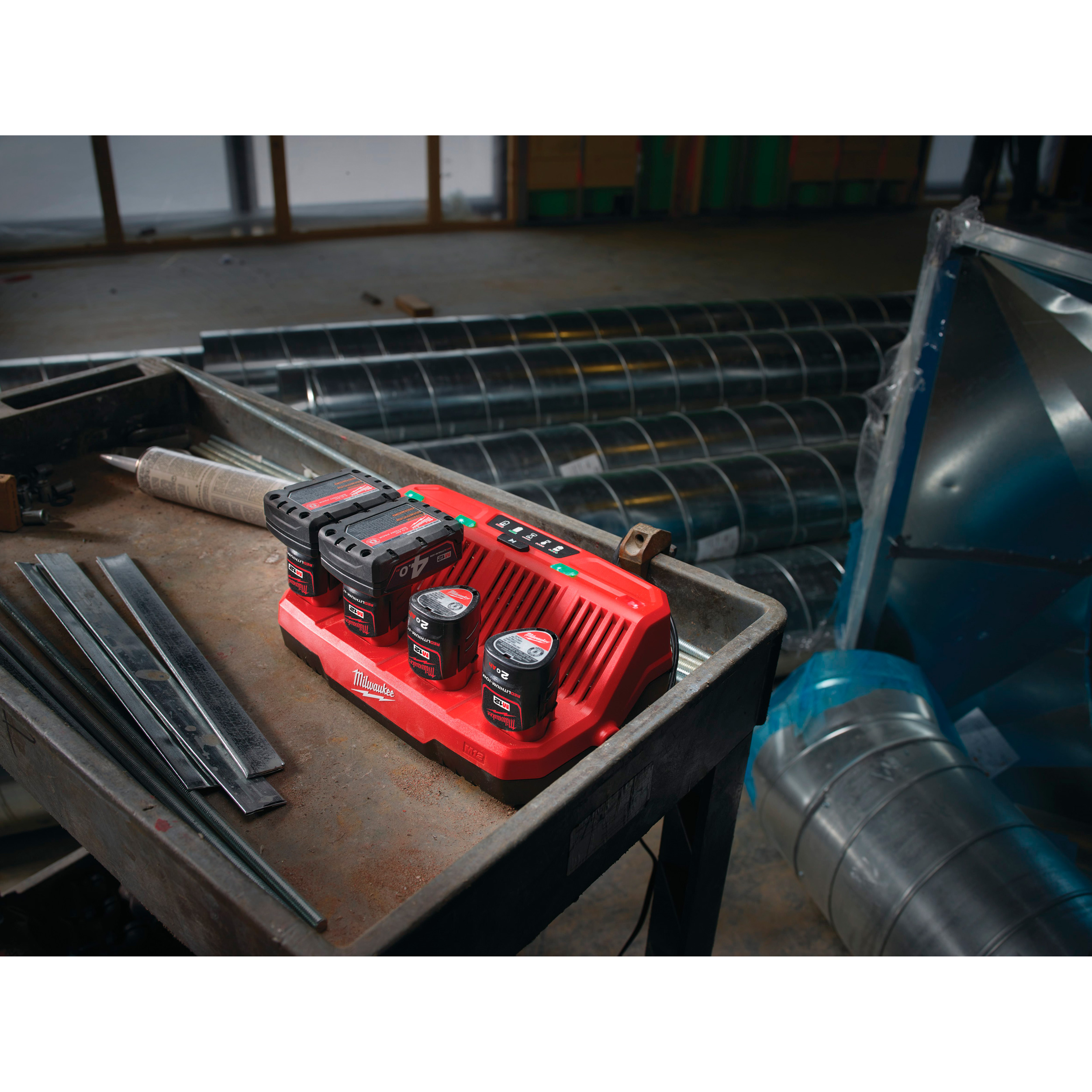 Зарядное устройство 4-слотовое MILWAUKEE M12 C4 (4932430554)