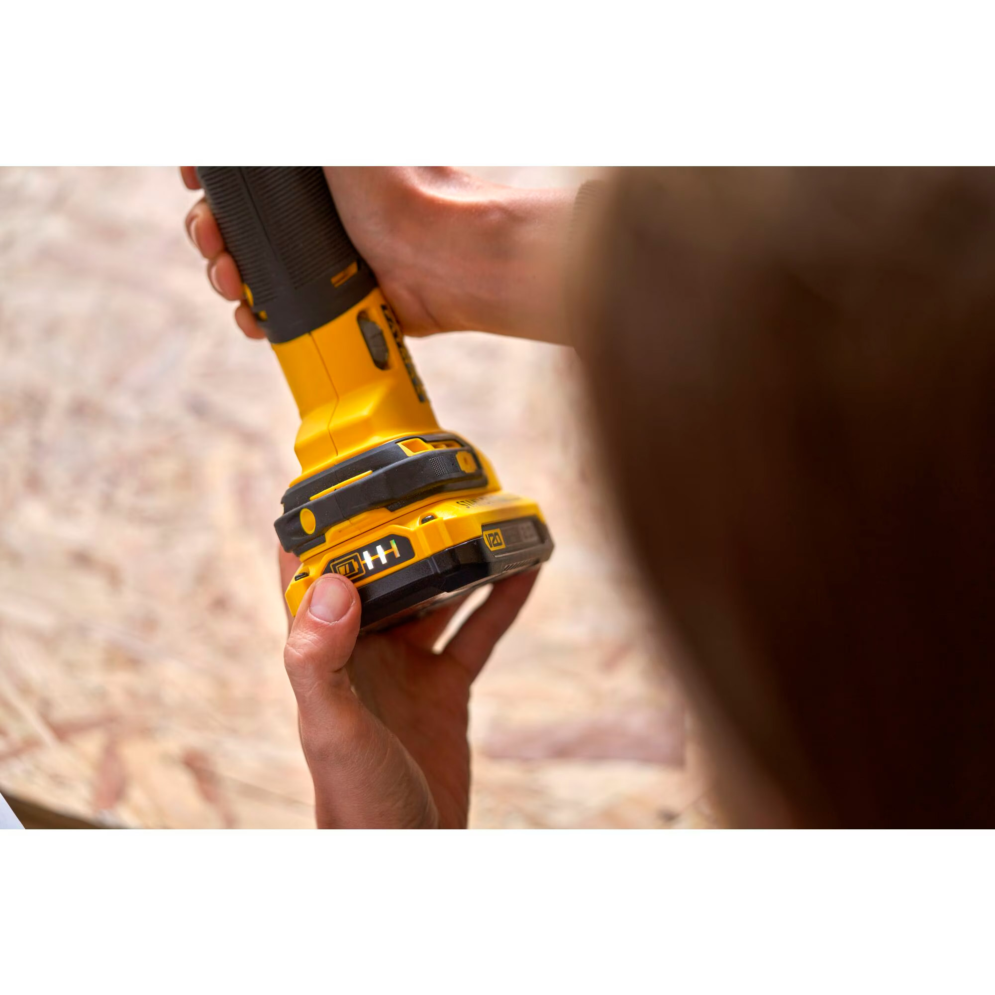 Багатофункціональний інструмент STANLEY FatMax V20 18V Cordless Multi-Material Cutting Tool Combo Kit (SFMCE500D2K)