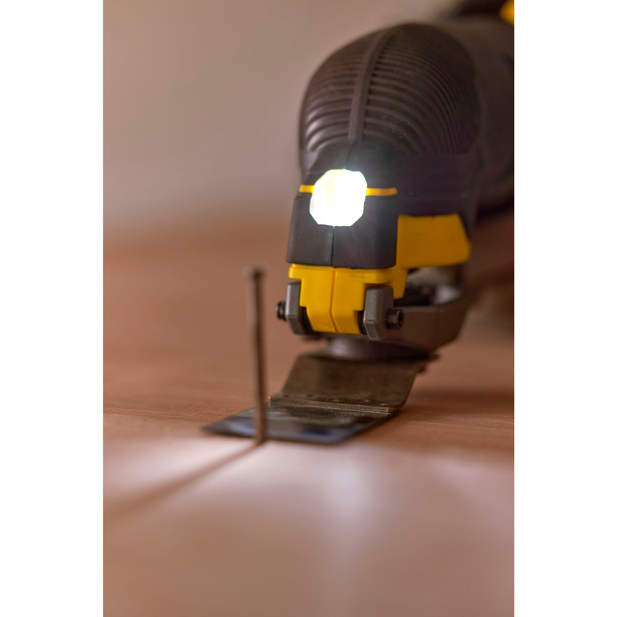 Багатофункціональний інструмент STANLEY FatMax V20 18V Cordless Multi-Material Cutting Tool Combo Kit (SFMCE500D2K)