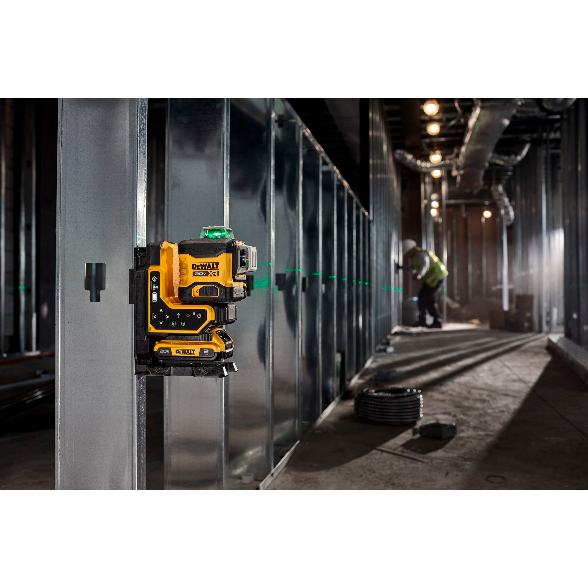 Нивелир лазерный DeWALT DCLE34035D1 АКБ 18V XR 2Ah + ЗУ + пульт ДУ + держатель + мишень + кейс