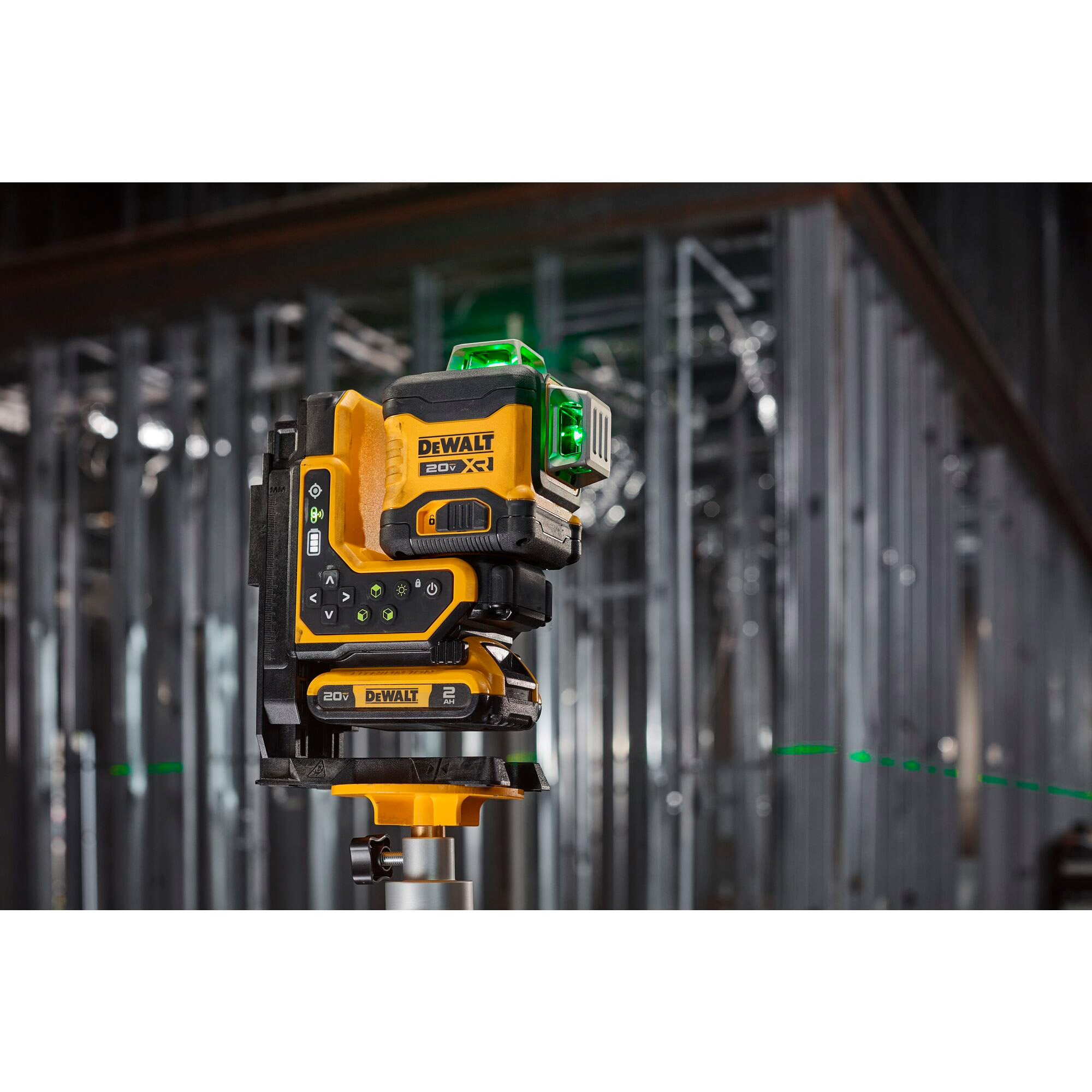 Нивелир лазерный DeWALT DCLE34035D1 АКБ 18V XR 2Ah + ЗУ + пульт ДУ + держатель + мишень + кейс