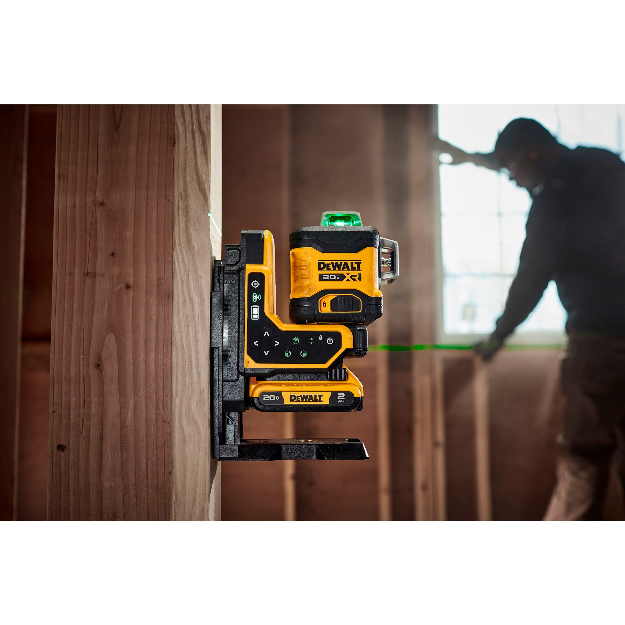 Нивелир лазерный DeWALT DCLE34035D1 АКБ 18V XR 2Ah + ЗУ + пульт ДУ + держатель + мишень + кейс