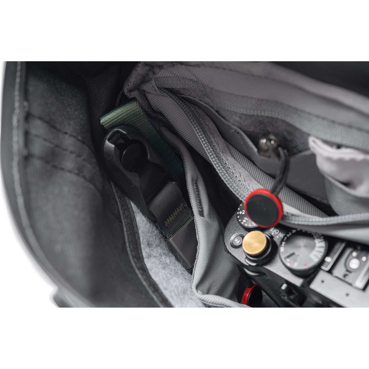 Сумка для фото-видеотехники PEAK DESIGN Field Pouch V2 Black (BP-BK-3)