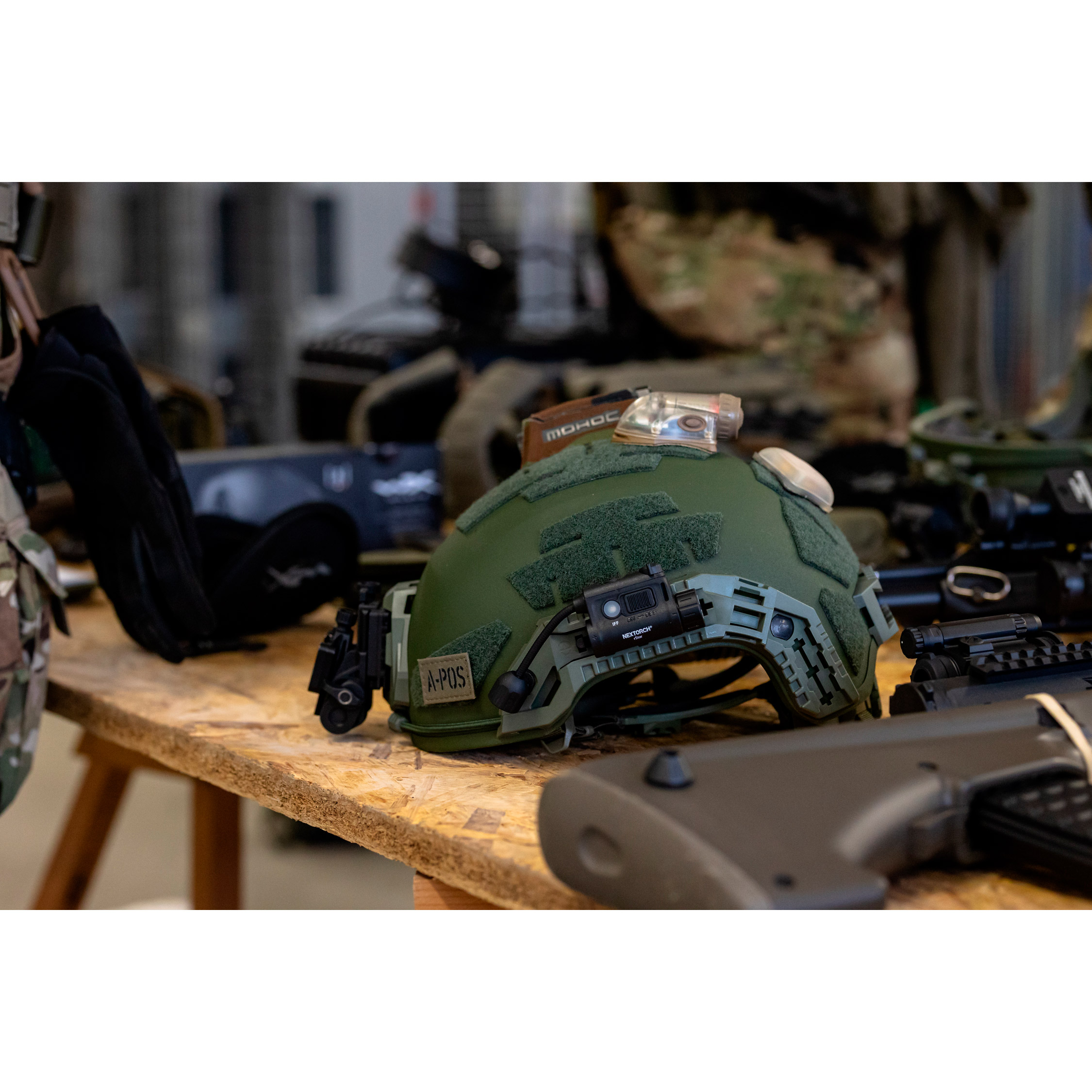 Фонарь тактический на шлем NEXTORCH rStar Multi-light Source Tactical Helmet Light