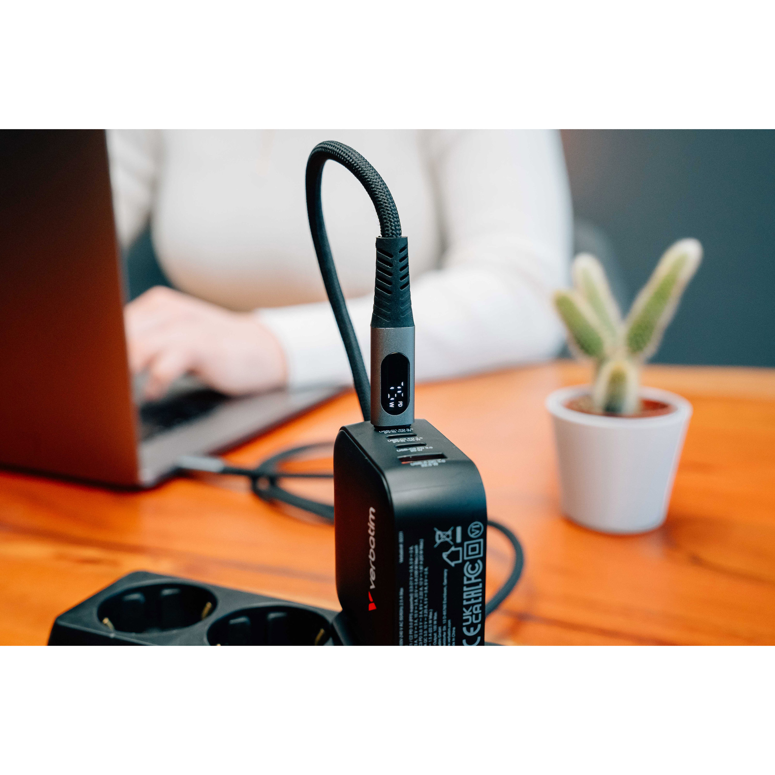 Кабель VERBATIM Sync & Charge Power Display Cable Type-C to Type-C PD 100W 1.2м Black (31848)