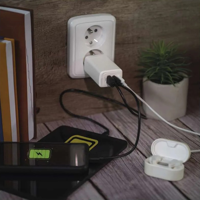 Зарядное устройство EMOS V05G65 1xUSB-A, 2xUSB-C, PD65W, GaN Charger White