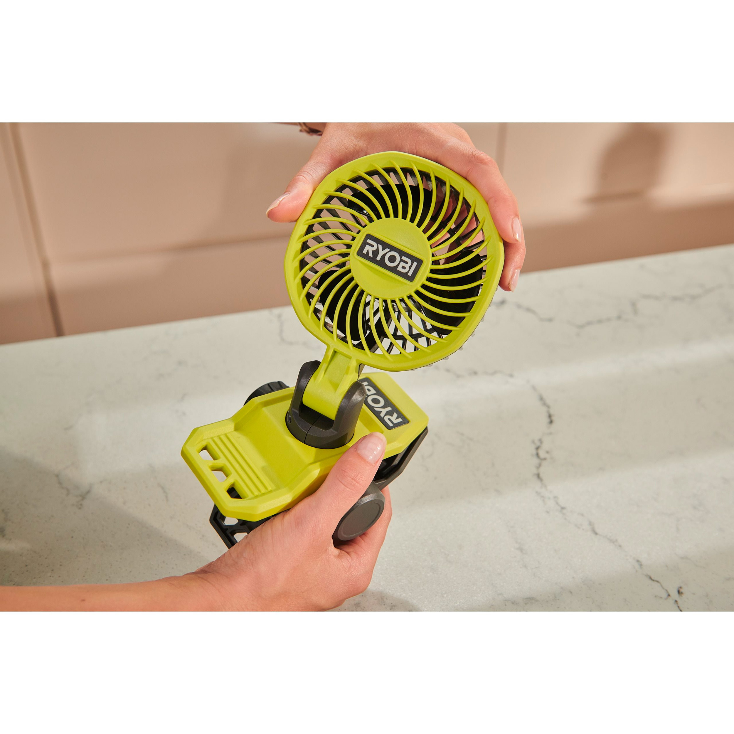 Настільний портативний вентилятор RYOBI 4V Cordless Clamp Fan RCF4-0
