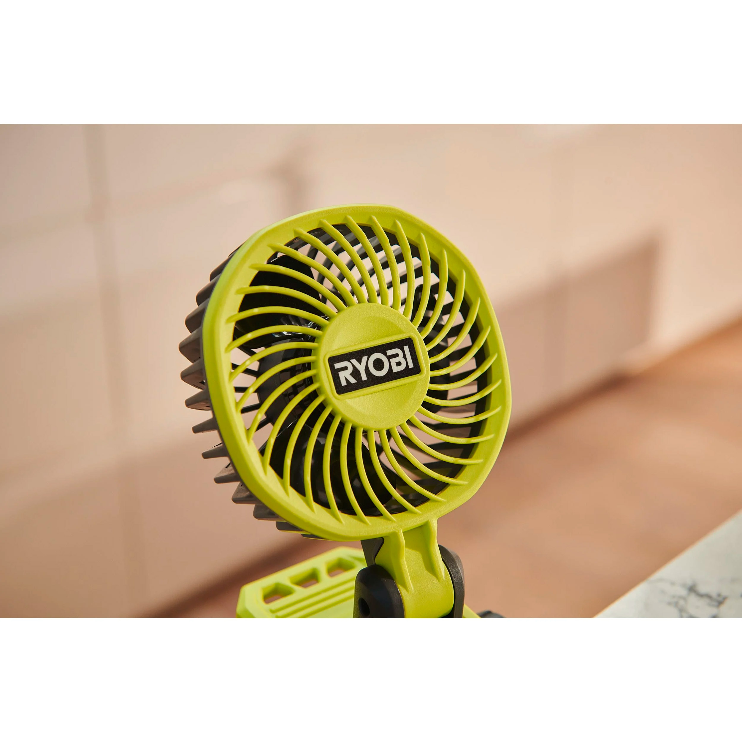 Настільний портативний вентилятор RYOBI 4V Cordless Clamp Fan RCF4-0