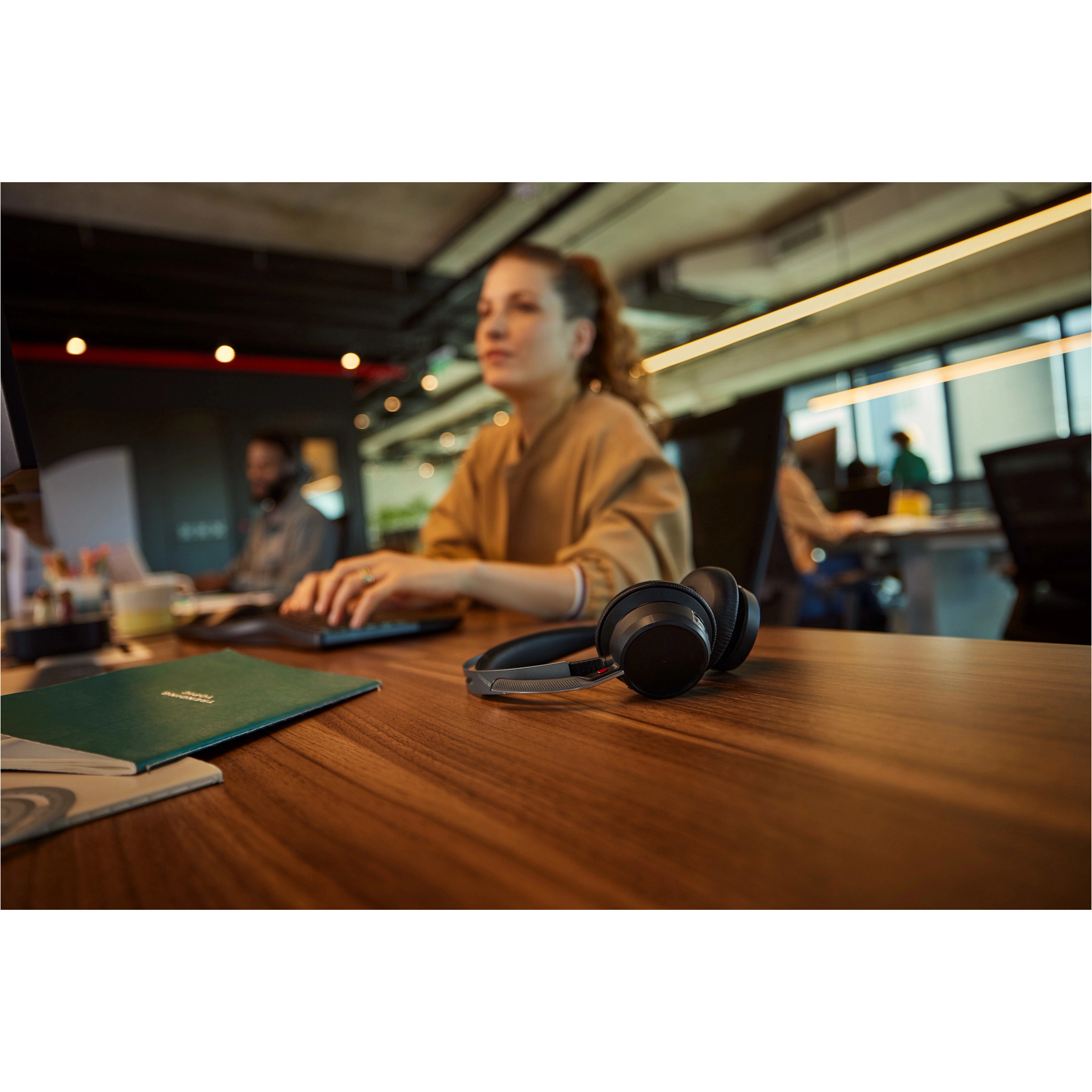Гарнітура бездротова POLY Voyager Focus 2 MS Teams USB-C/A + Charge Stand (9T9J6AA)