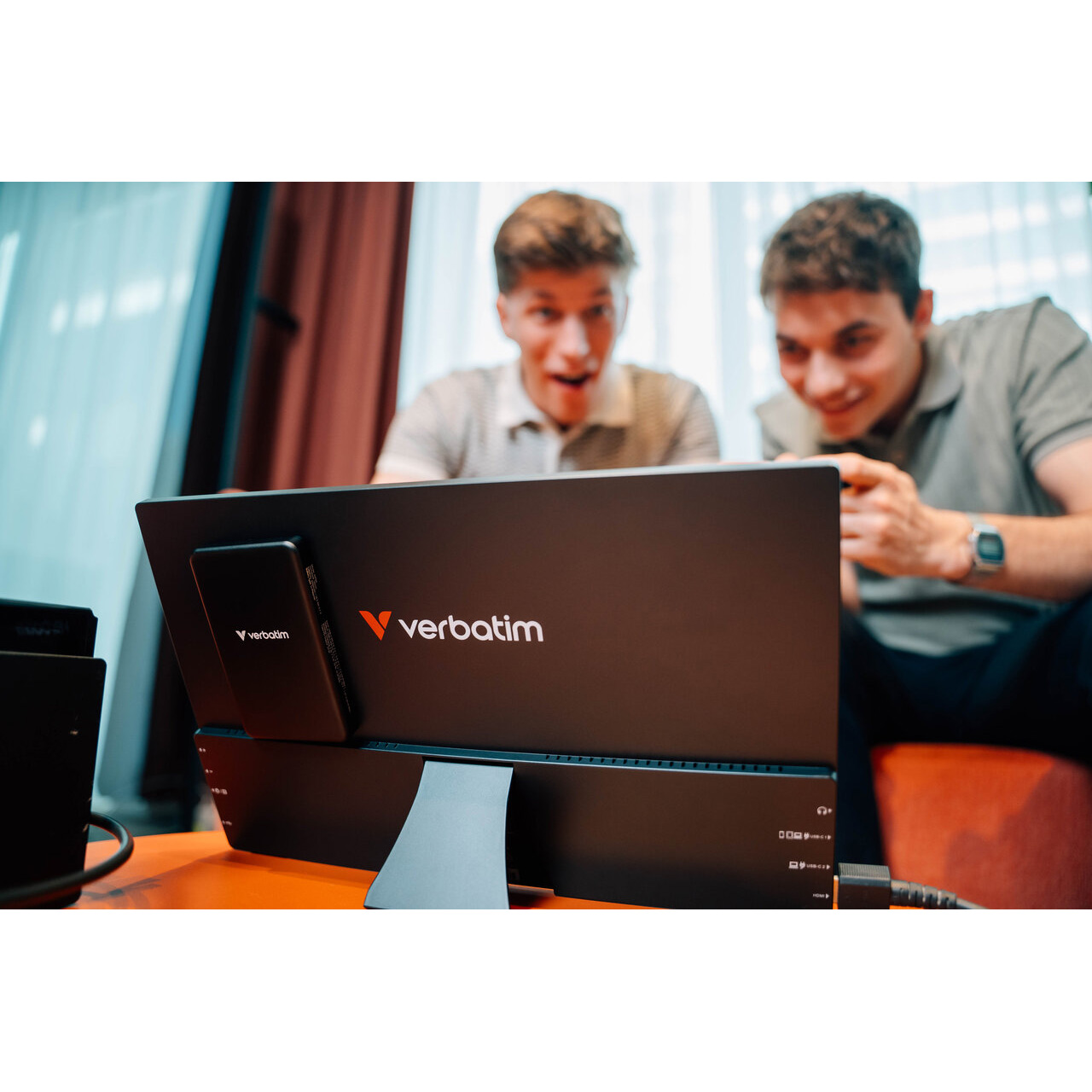 Портативний монітор 14" VERBATIM Portable Touchscreen Monitor Light 14"