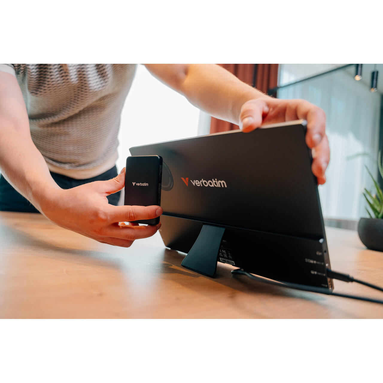 Портативний монітор 14" VERBATIM Portable Touchscreen Monitor Light 14"
