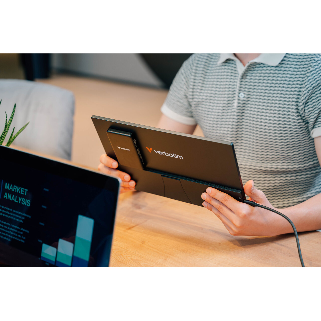 Портативний монітор 14" VERBATIM Portable Touchscreen Monitor Light 14"