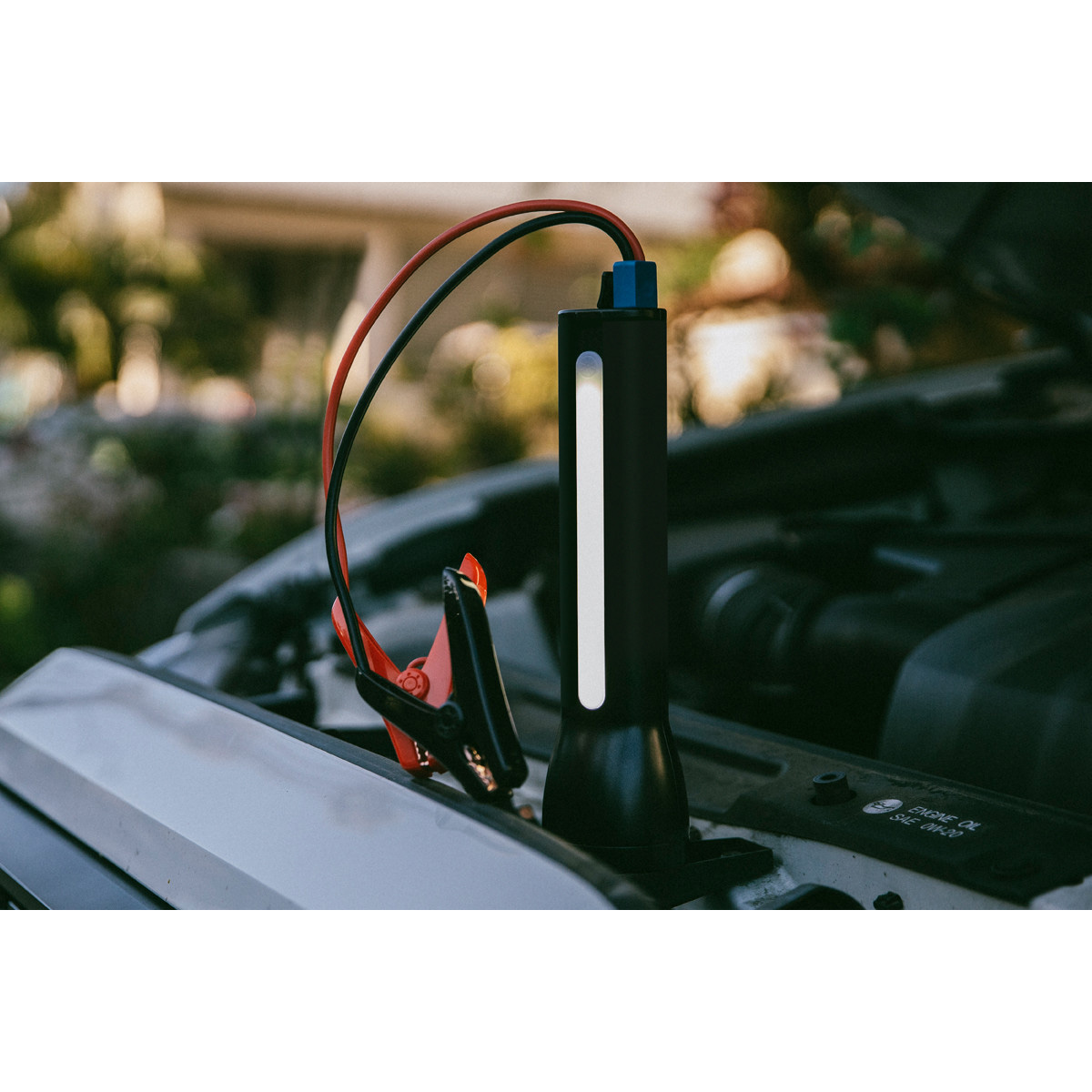 Портативное пускозарядное устройство MOPHIE Powerstation Go Rugged Flashlight & Car Jump Starter 9900mAh
