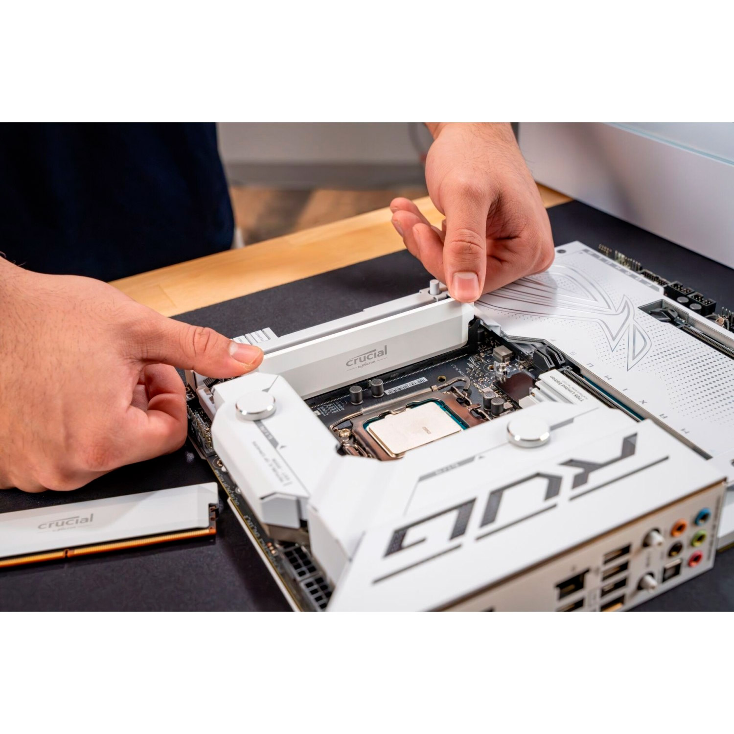 Модуль пам'яті CRUCIAL DDR5 Pro Overclocking DDR5 6000MHz 16GB White (CP16G60C36U5W)