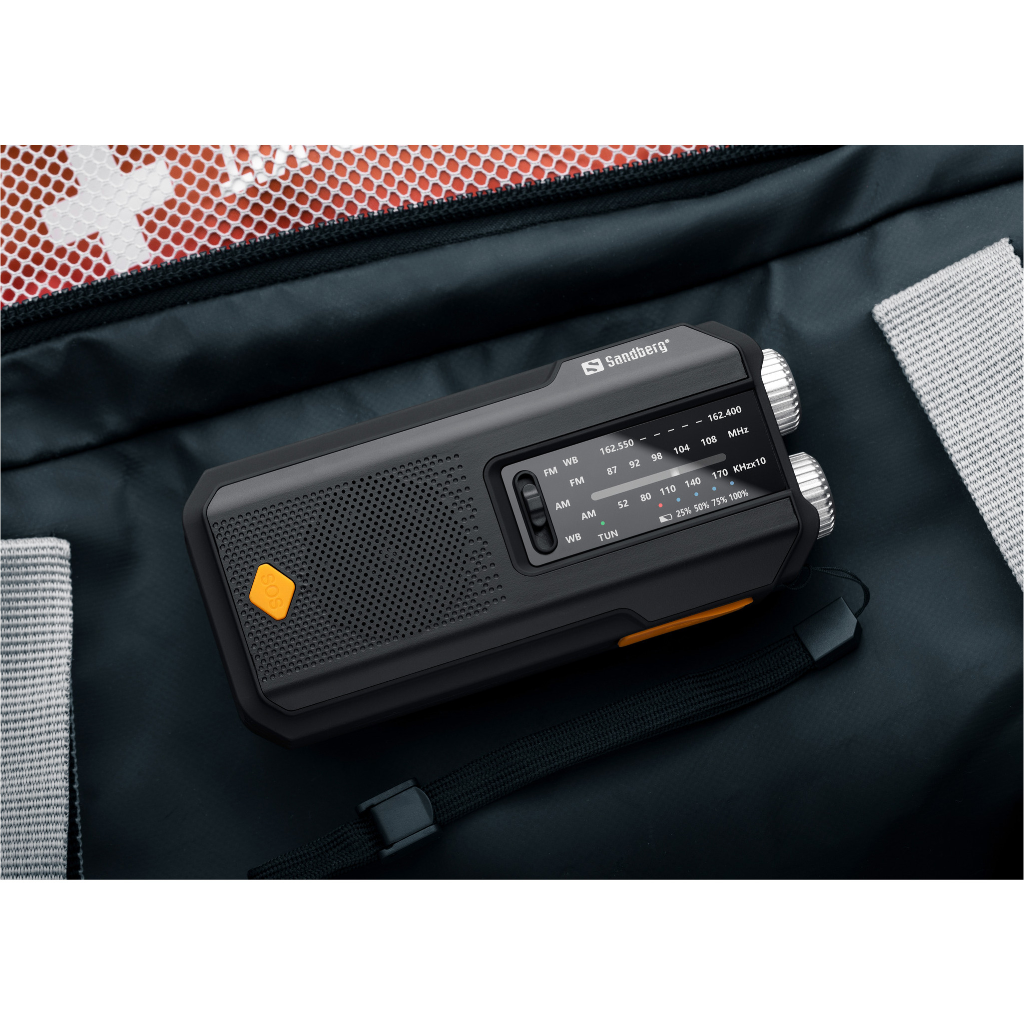 Радиоприёмник с солнечной панелью и фонарём SANDBERG Survivor Radio All-in-1 2000 (421-04)