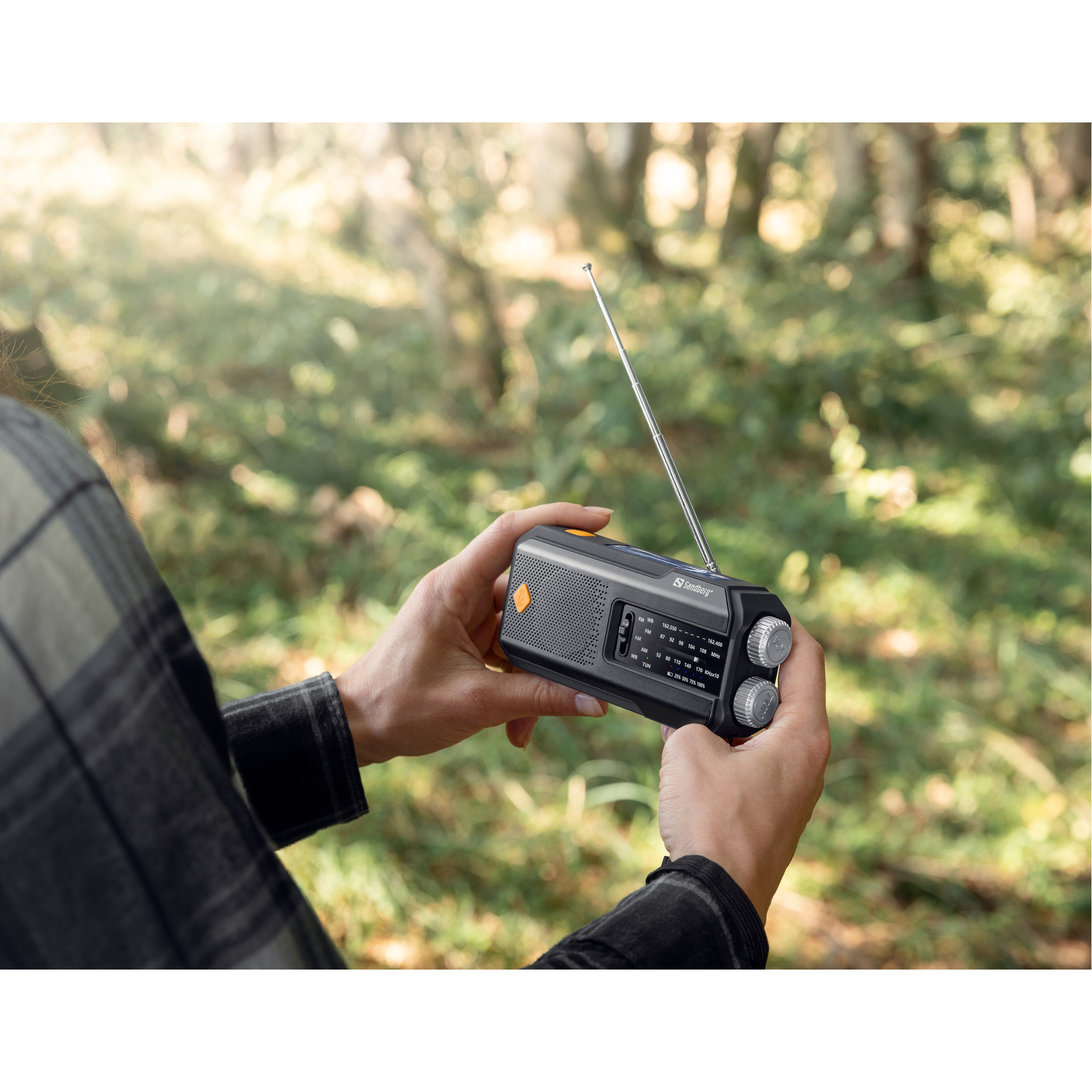 Радиоприёмник с солнечной панелью и фонарём SANDBERG Survivor Radio All-in-1 2000 (421-04)