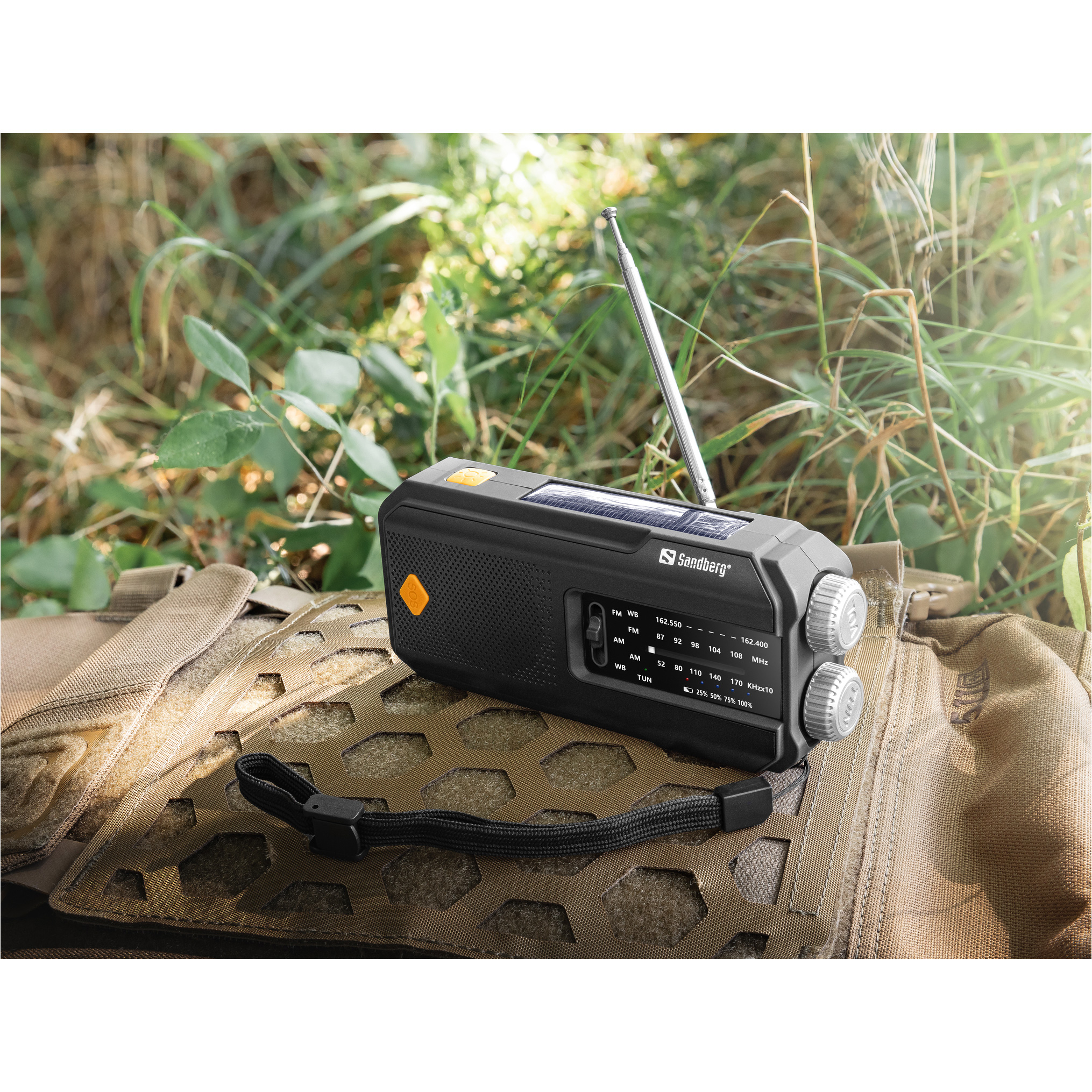 Радиоприёмник с солнечной панелью и фонарём SANDBERG Survivor Radio All-in-1 2000 (421-04)