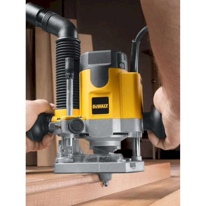 Фрезер вертикальний DEWALT DW621KT