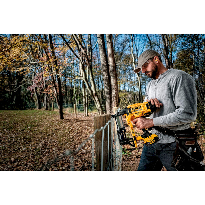 Акумуляторний степлер DeWALT DCFS950P2