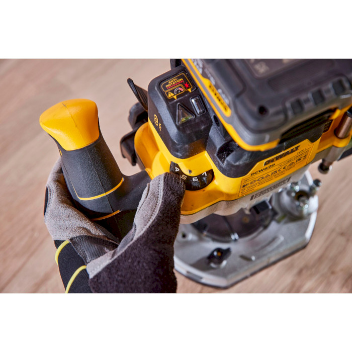 Фрезер вертикальный DeWALT DCW620NT