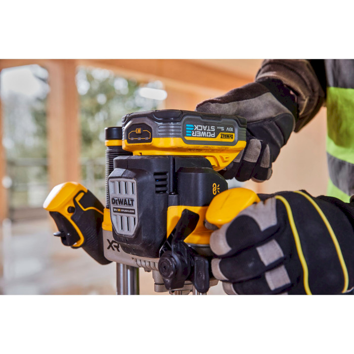 Фрезер вертикальный DeWALT DCW620NT