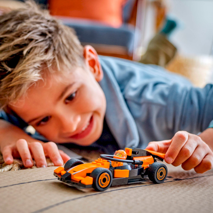 Конструктор LEGO City Пилот F1 с автомобилем для гонки команды McLaren 86дет. (60442)