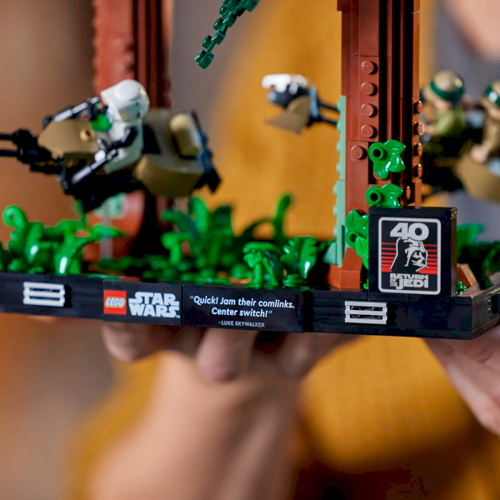 Конструктор LEGO Star Wars Диорама «Погоня на спидере на Эндоре» 608дет. (75353)