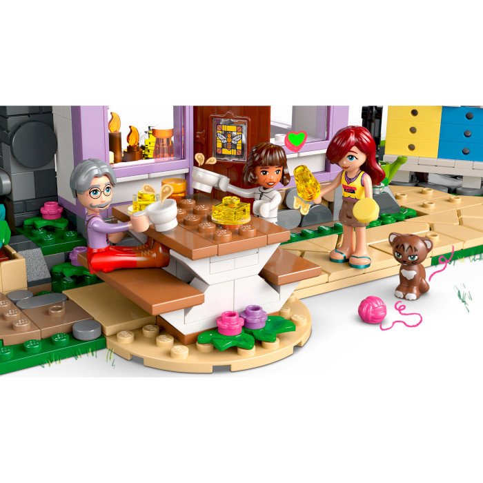 Конструктор LEGO Friends Домик и цветник пчеловодов 1261дет. (42669)