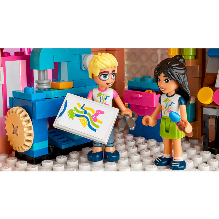 Конструктор LEGO Friends Хартлейк-Сити. Общественный центр 1513дет. (41748)