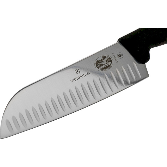 Шеф-нож VICTORINOX Fibrox Santoku Knife 170мм (5.2523.17)