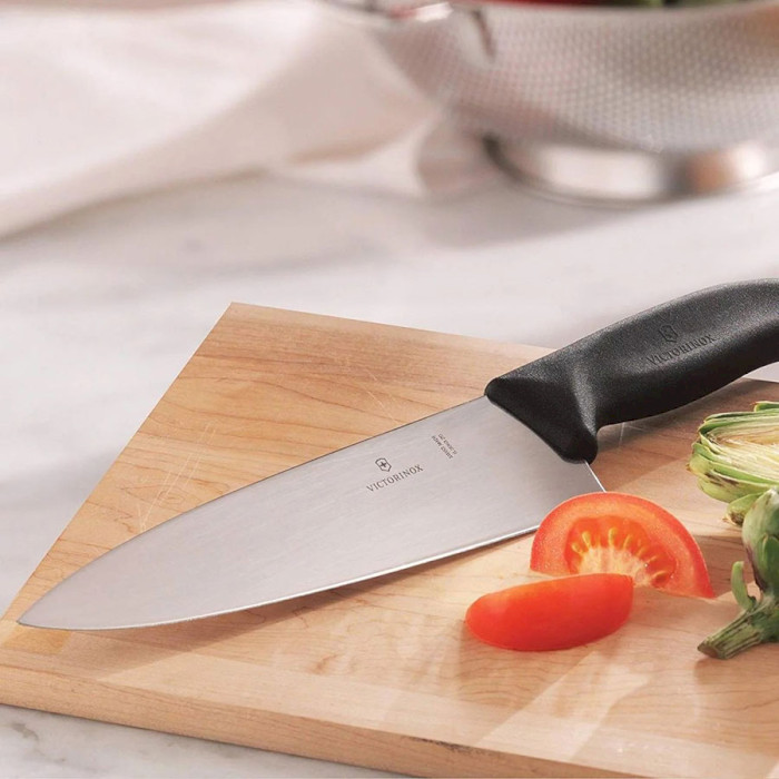 Нож кухонный для разделки VICTORINOX SwissClassic Carving Black 200мм (6.8063.20G)