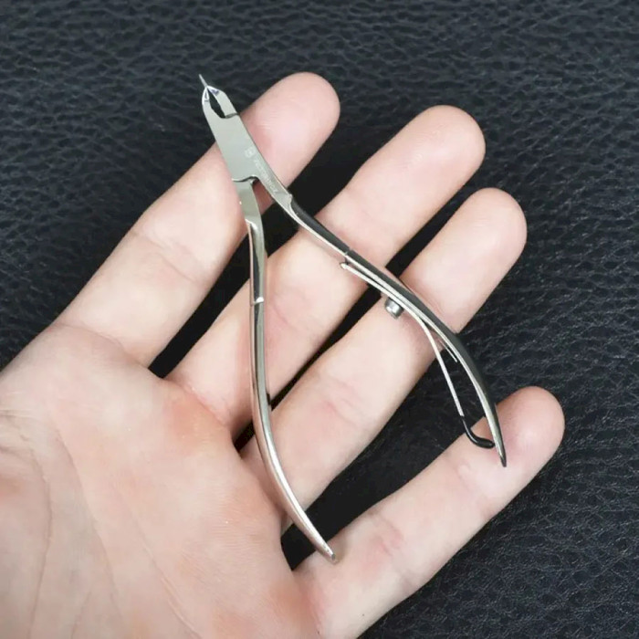Маникюрные щипчики VICTORINOX Cuticle Pliers (8.2040.10)
