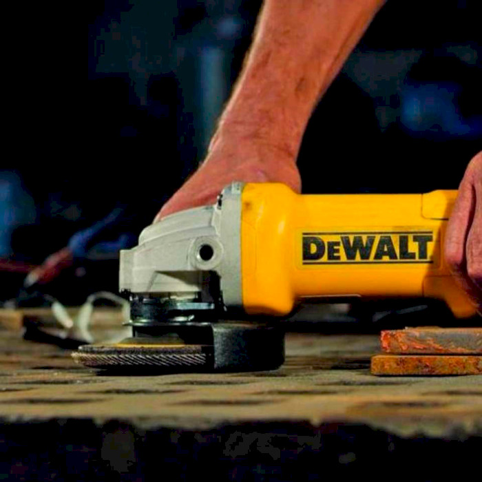 Угловая шлифовальная машина DEWALT DWE4237